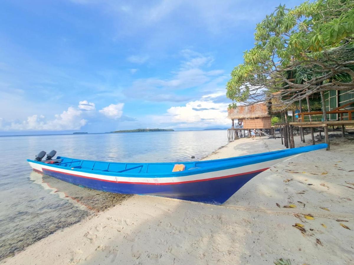 Coco Huts Guest House Waisai Exterior foto