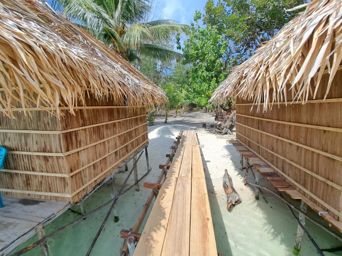 Coco Huts Guest House Waisai Exterior foto