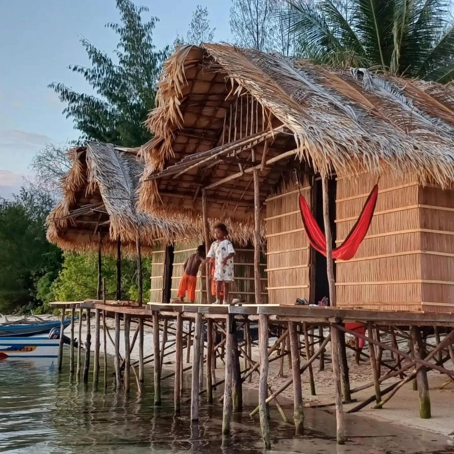 Coco Huts Guest House Waisai Exterior foto