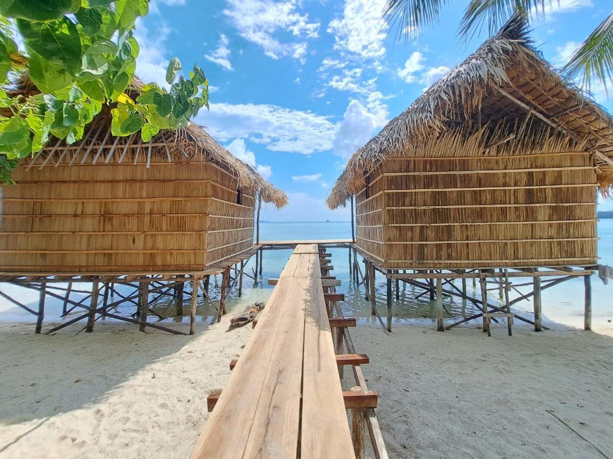 Coco Huts Guest House Waisai Exterior foto