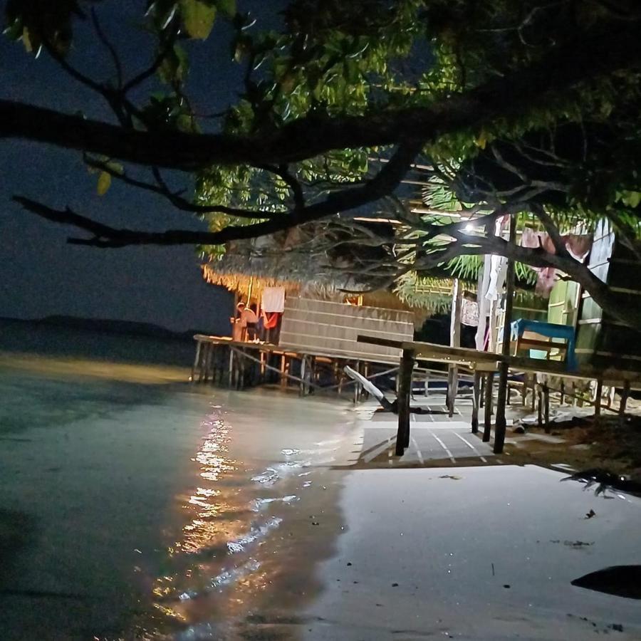 Coco Huts Guest House Waisai Exterior foto