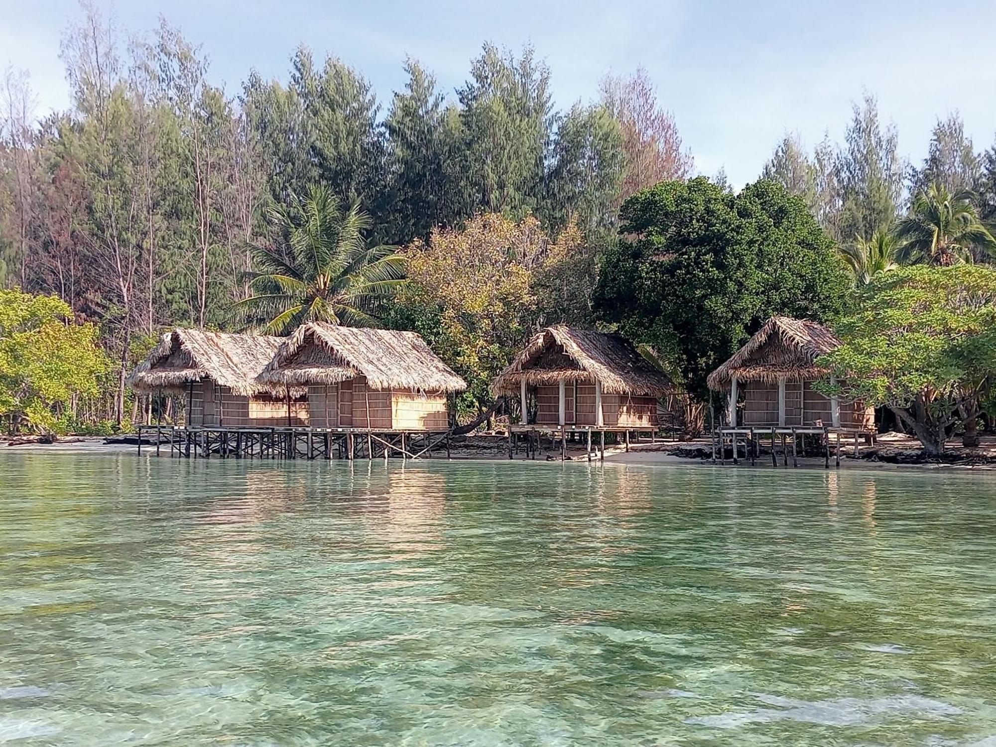 Coco Huts Guest House Waisai Exterior foto