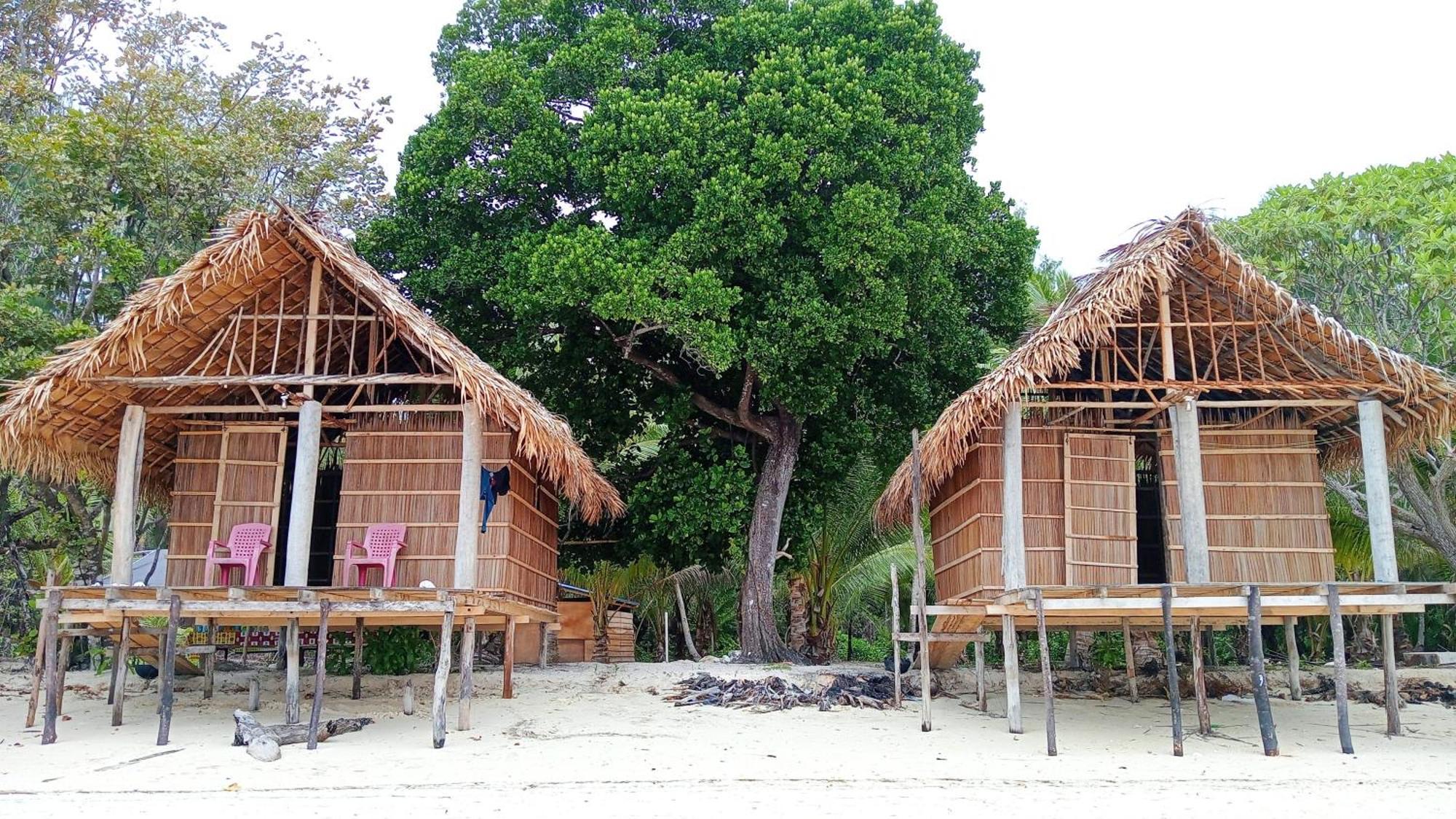 Coco Huts Guest House Waisai Exterior foto
