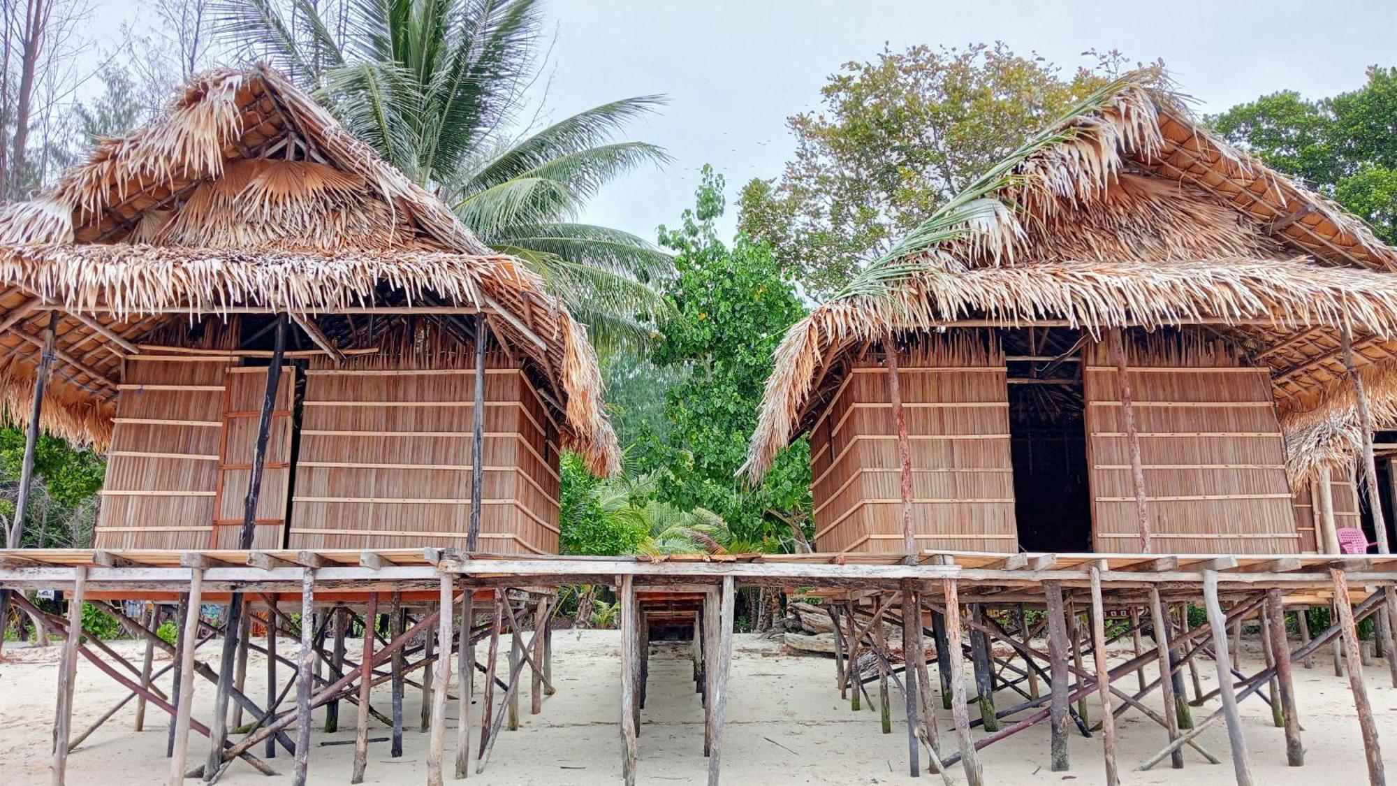 Coco Huts Guest House Waisai Exterior foto