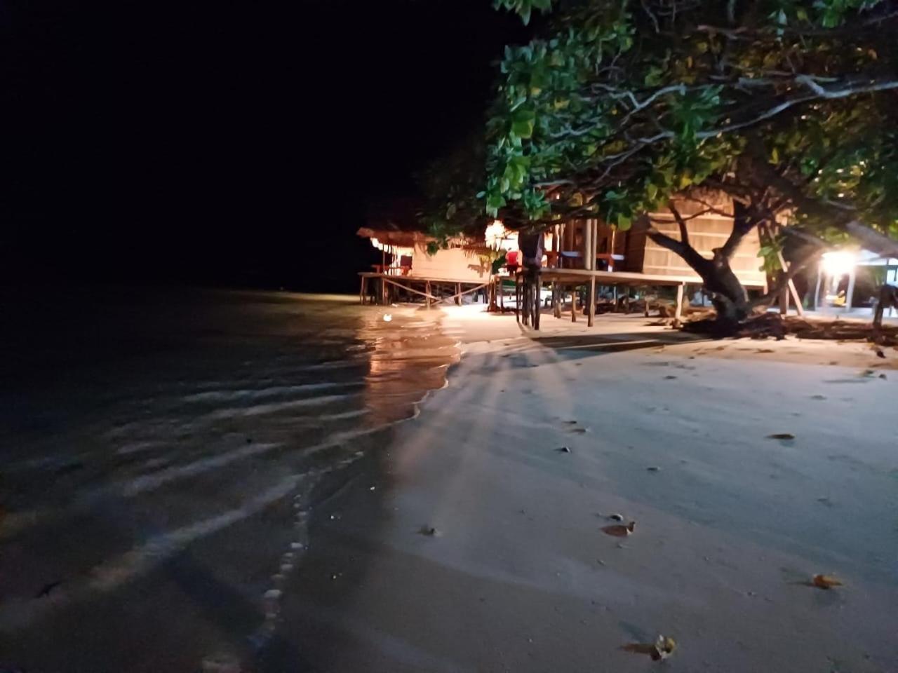 Coco Huts Guest House Waisai Exterior foto