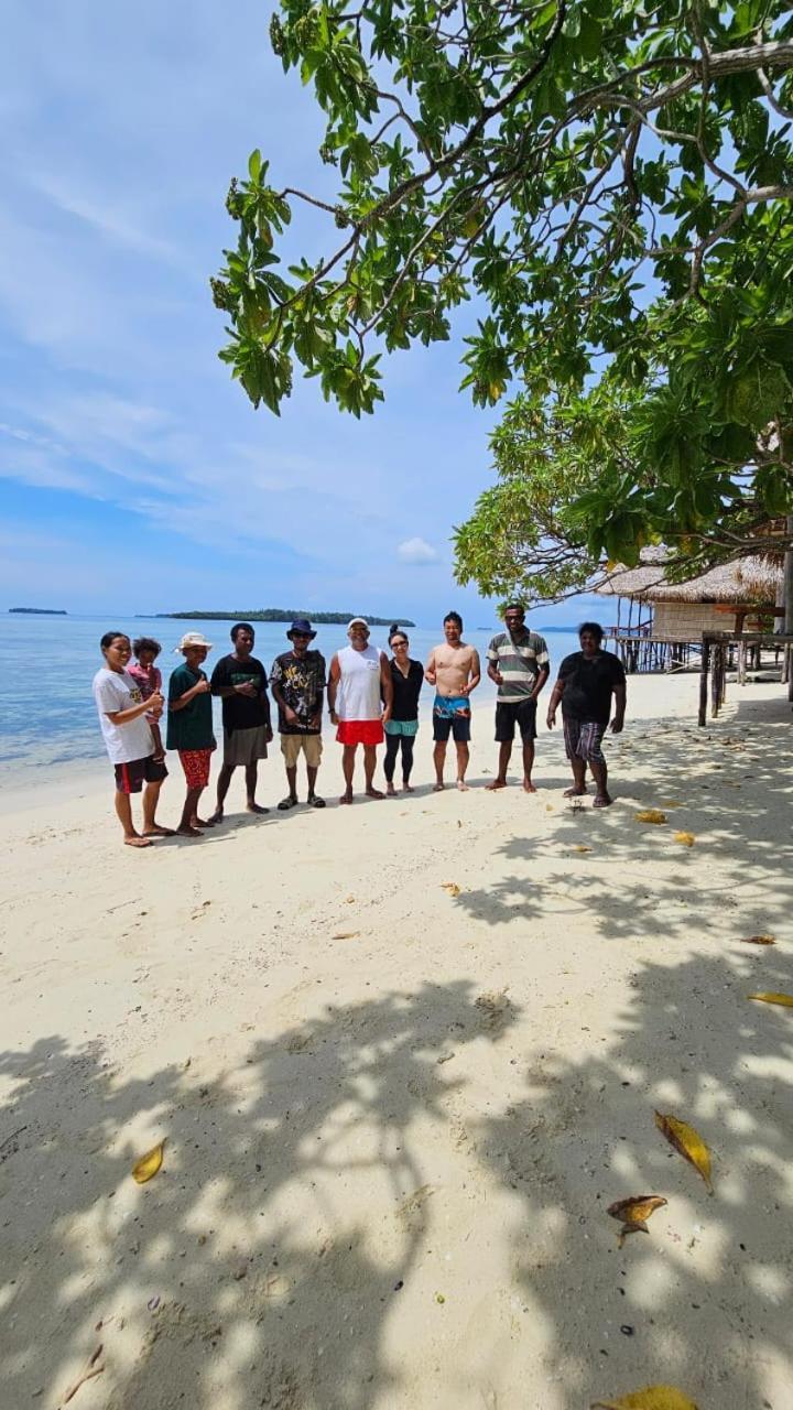 Coco Huts Guest House Waisai Exterior foto