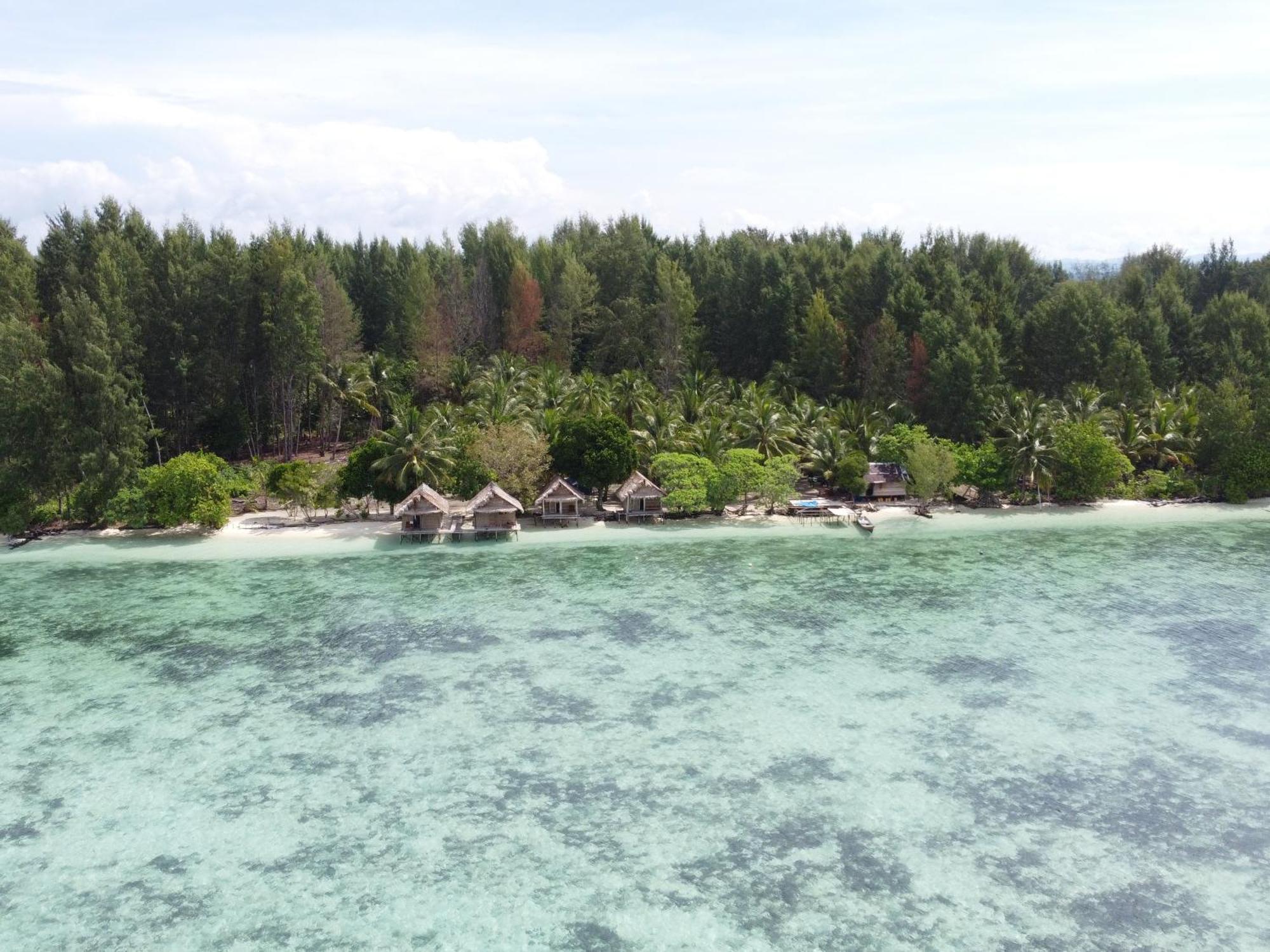 Coco Huts Guest House Waisai Exterior foto