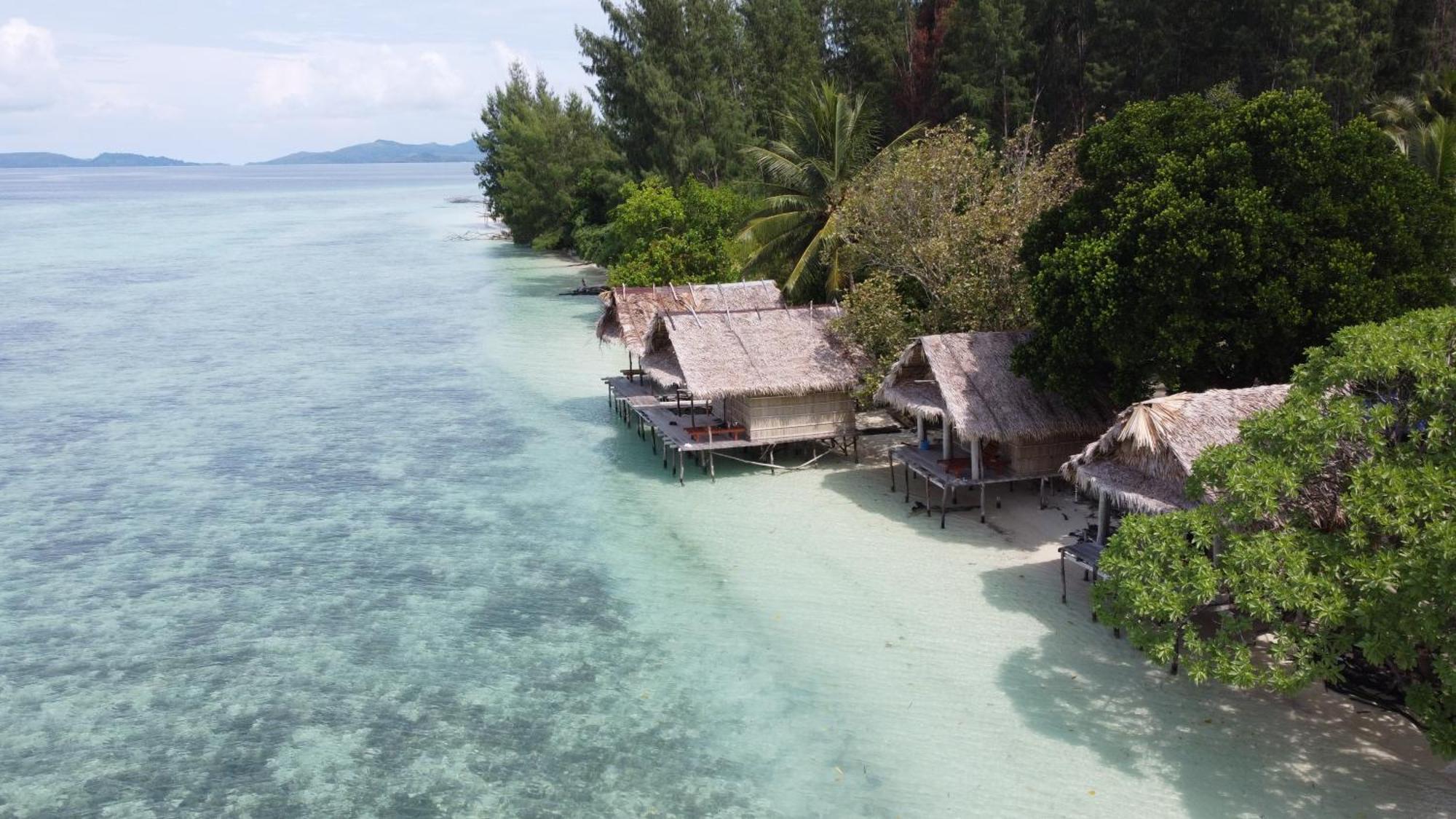 Coco Huts Guest House Waisai Exterior foto